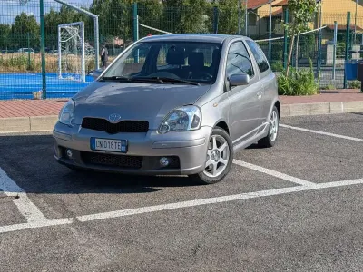 Usata Toyota Yaris 105 CV (77 kW) 2004 Grigio Utilitaria