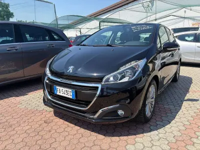 Usata Peugeot 208 Access 82 CV (60 kW) 2015 Nero Utilitaria