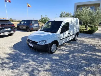 Usata Opel Combo Elegance 75 CV (55 kW) 2004 Bianco Monovolume