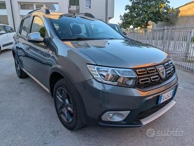 Gebraucht Dacia Sandero Stepway 90 PS (66 kW) 2017 Grau Limousine