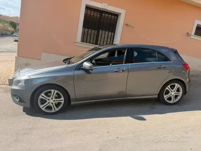 Usata Mercedes A180 109 CV (80 kW) 2014 Grigio Utilitaria