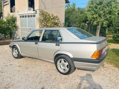 Usata Alfa Romeo 75 148 CV (108 kW) 1988 Grigio Berlina