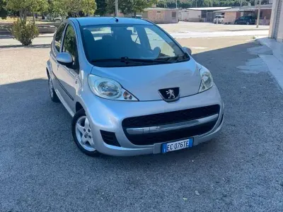 Usata Peugeot 107 54 CV (39 kW) 2010 Grigio Utilitaria