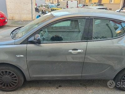 Usata Lancia Ypsilon Silver 69 CV (50 kW) 2023 Grigio Utilitaria