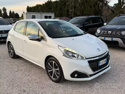 Usata Peugeot 208 Allure 75 CV (55 kW) 2017 Bianco Utilitaria