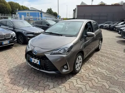 Usata Toyota Yaris Hybrid Active 73 CV (53 kW) 2017 Grigio Berlina