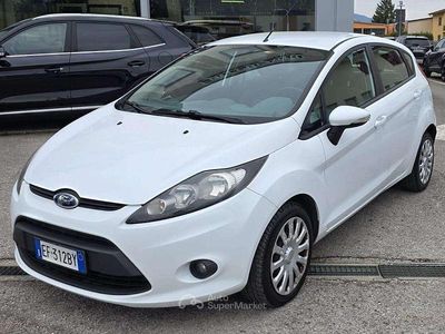 Usata Ford Fiesta Titanium 68 CV (50 kW) 2010 Bianco Utilitaria