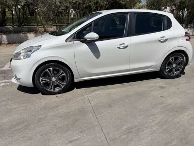Usata Peugeot 208 Active 68 CV (50 kW) 2015 Bianco Utilitaria