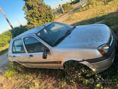 Usata Ford Fiesta 49 CV (36 kW) 2000 Grigio Utilitaria