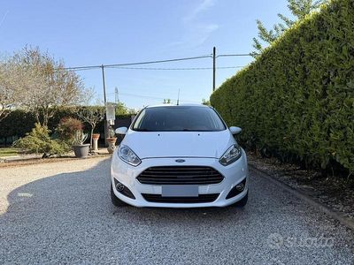 Usata Ford Fiesta Titanium 75 CV (55 kW) 2015 Bianco Utilitaria