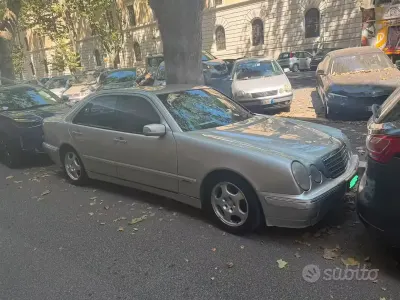 Usata Mercedes E270 170 CV (125 kW) 1999 Grigio Berlina