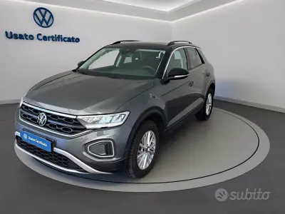 Usata VW T-Roc Life 110 CV (80 kW) 2023 Grigio indyum/tetto nero SUV