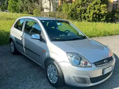 Usata Ford Fiesta 75 CV (55 kW) 2006 Grigio Utilitaria