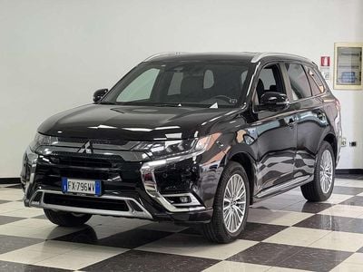Usata Mitsubishi Outlander P-HEV Instyle 135 CV (99 kW) 2019 Nero SUV