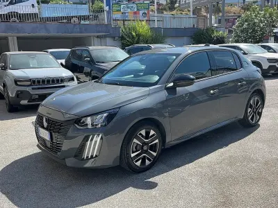 Usata Peugeot 208 Allure 100 CV (73 kW) 2025 Grigio selenium  metalli Utilitaria
