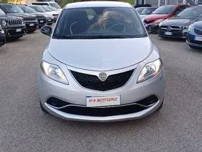 Usado Lancia Ypsilon Gold 95 HP (69 kW) 2016 Cinzento Citadino