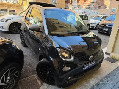 Usado Smart ForTwo Cabrio 90 CV (66 kW) 2019 Negro Descapotable