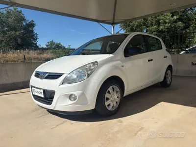 Usata Hyundai i20 77 CV (56 kW) 2011 Bianco Utilitaria