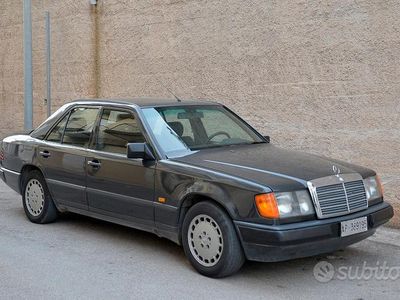 Käytetty Mercedes E200 1989 Musta Sedan