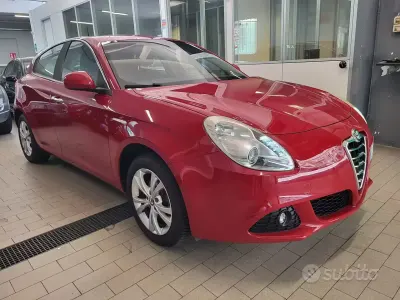 Usata Alfa Romeo Giulietta Distinctive 120 CV (88 kW) 2011 Rosso Utilitaria