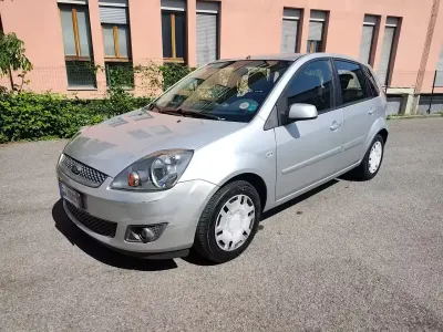 Usado Ford Fiesta 75 HP (55 kW) 2007 Prateado Citadino