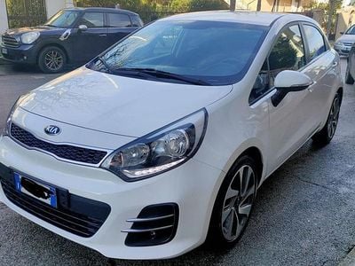 Usata Kia Rio Active 75 CV (55 kW) 2015 Bianco Berlina