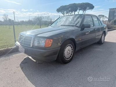 Usata Mercedes 200 122 CV (89 kW) 1989 Grigio Berlina
