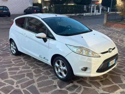 Usata Ford Fiesta Titanium 82 CV (60 kW) 2010 Bianco Berlina