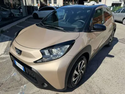 Usata Toyota Aygo X Trend 72 CV (52 kW) 2025 Ginger beige & black SUV