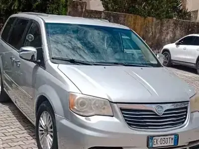 Usata Lancia Voyager 163 CV (119 kW) 2011 Grigio Monovolume