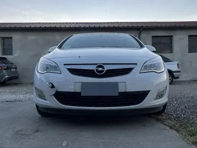 Usata Opel Astra 95 CV (69 kW) 2011 Bianco Berlina