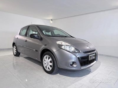 Usado Renault Clio II Dynamique 80 CV (58 kW) 2010 Gris Berlina