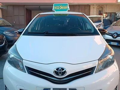 Usata Toyota Yaris Active 90 CV (66 kW) 2012 Bianco Utilitaria