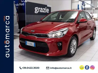 Usata Kia Rio 84 CV (61 kW) 2019 Rosso metallizzato Berlina