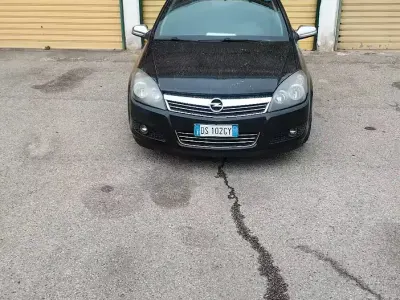 Usata Opel Astra 125 CV (91 kW) 2008 Nero Berlina