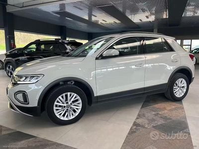 Usata VW T-Roc Life 110 CV (80 kW) 2023 Beige SUV