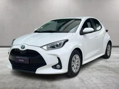 Käytetty Toyota Yaris Hybrid Active 92 HP (67 kW) 2022 Valkoinen Sedan