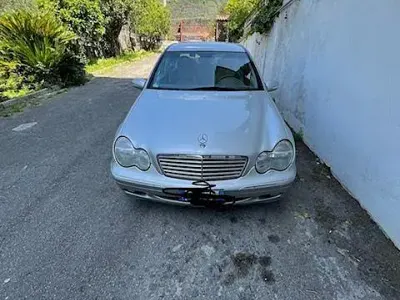 Usado Mercedes C200 2000 Gris Berlina