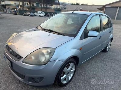 Begagnad Ford Fiesta Ghia 75 HK (55 kW) 2006 Blå Halvkombi