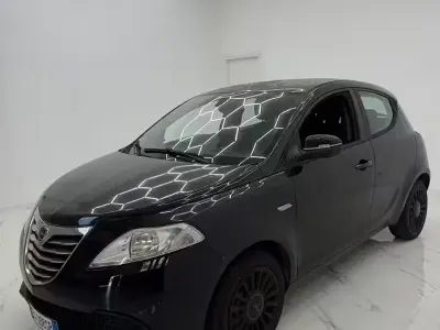 Usata Lancia Ypsilon Platinum 69 CV (50 kW) 2013 Viola Utilitaria