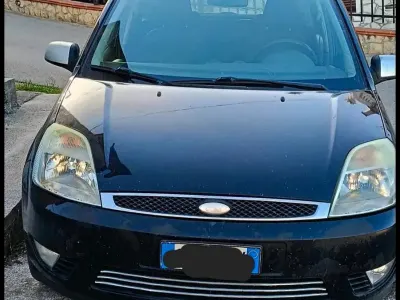 Begagnad Ford Fiesta 73 HK (53 kW) 2006 Svart Halvkombi