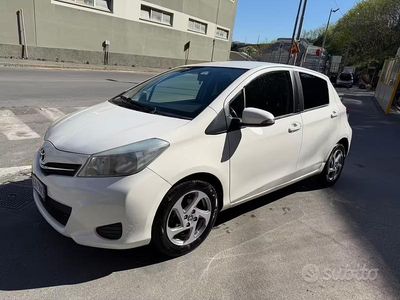 Usata Toyota Yaris Style 90 CV (66 kW) 2012 Bianco Utilitaria