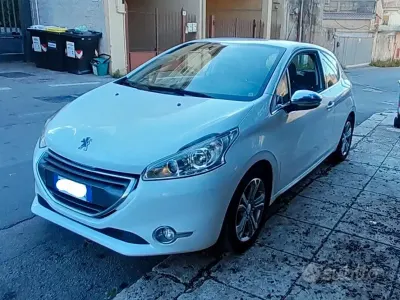 Gebraucht Peugeot 208 Access 82 PS (60 kW) 2013 Weiß Kleinwagen