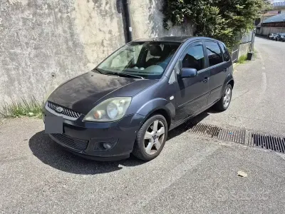 Usata Ford Fiesta 68 CV (50 kW) 2008 Grigio Utilitaria