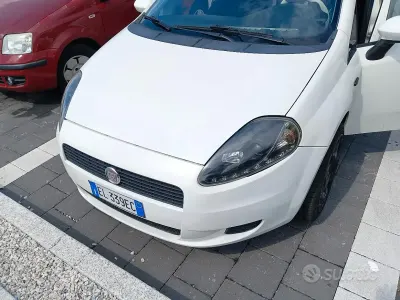 Usata Fiat Grande Punto 105 CV (77 kW) 2011 Bianco Utilitaria