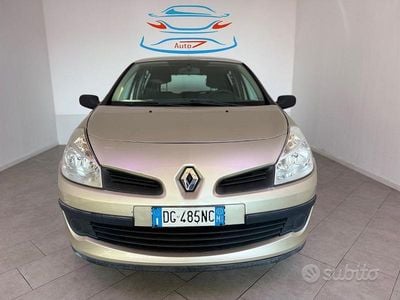 Usata Renault Clio II Luxe 75 CV (55 kW) 2007 Oro Berlina