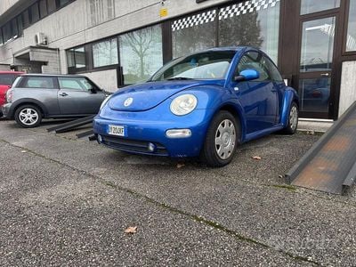 Usata VW New Beetle 102 CV (75 kW) 2001 Blu Utilitaria