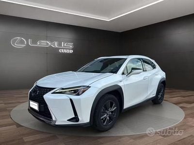 Usata Lexus UX 250h Executive Line 184 CV (135 kW) 2020 White pearl SUV