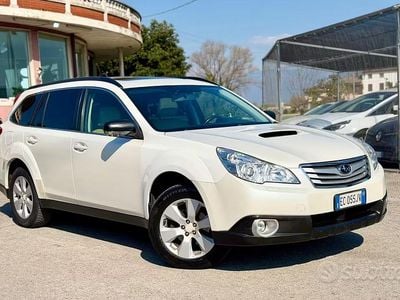 Usata Subaru Outback 150 CV (110 kW) 2010 Bianco Station wagon