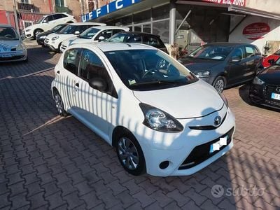 Usata Toyota Aygo Connect Style 68 CV (50 kW) 2012 Bianco Utilitaria
